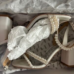 Badgley Mischka Feisty Ankle Strap High Heels Size 6.5